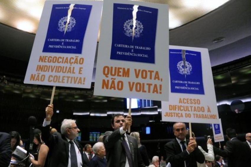 Texto-base da reforma trabalhista é aprovado na Câmara